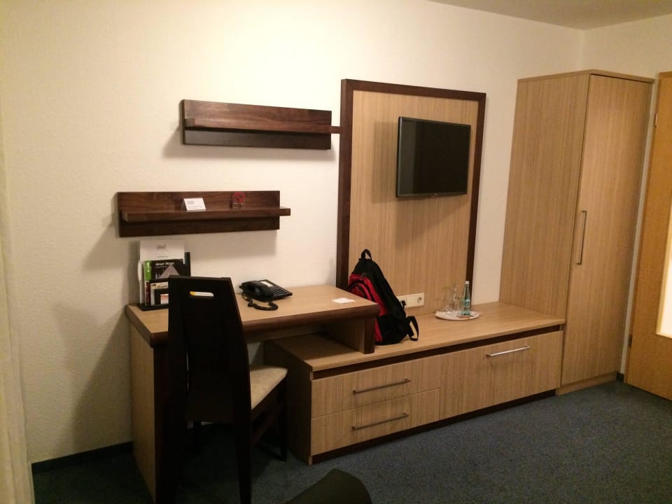 Kleiderschrank und TV Apart Business Hotel