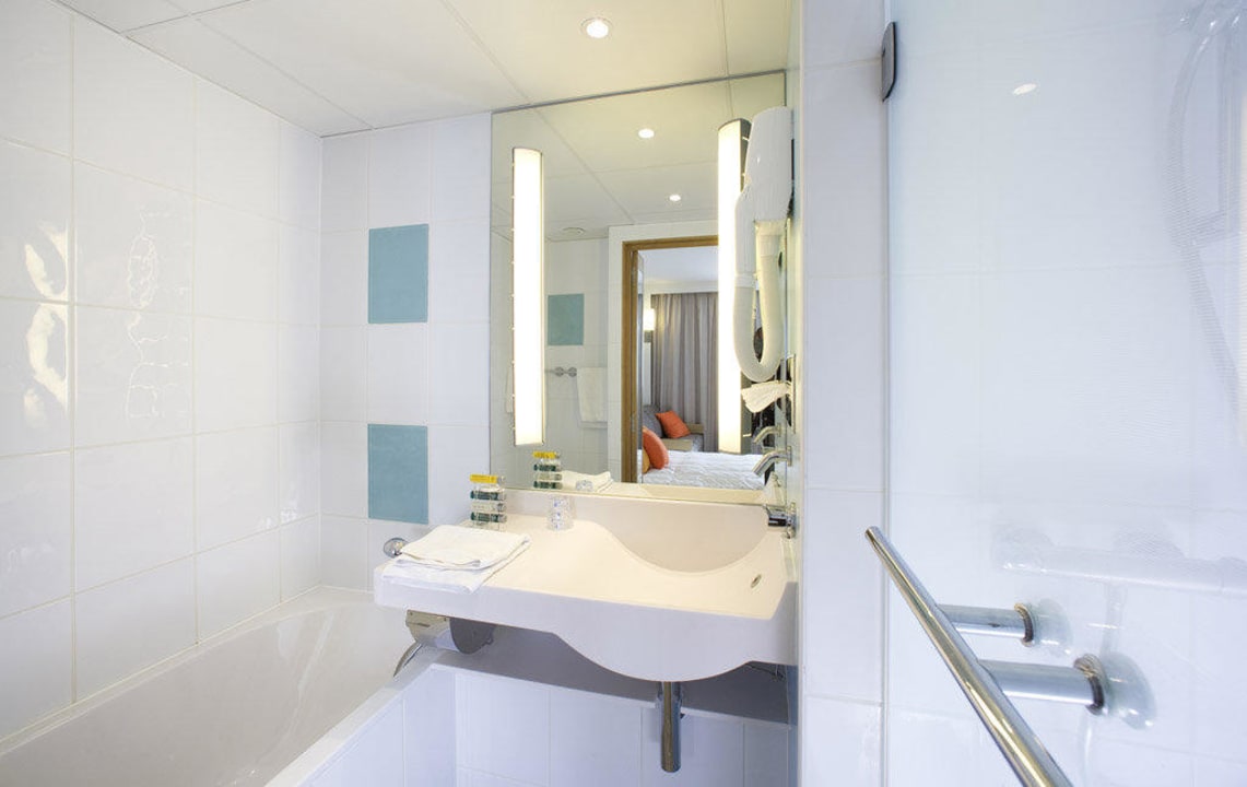 Badezimmer im "NOVATION" Zimmer (Dusche und Bad Hotel Novotel Bern Expo