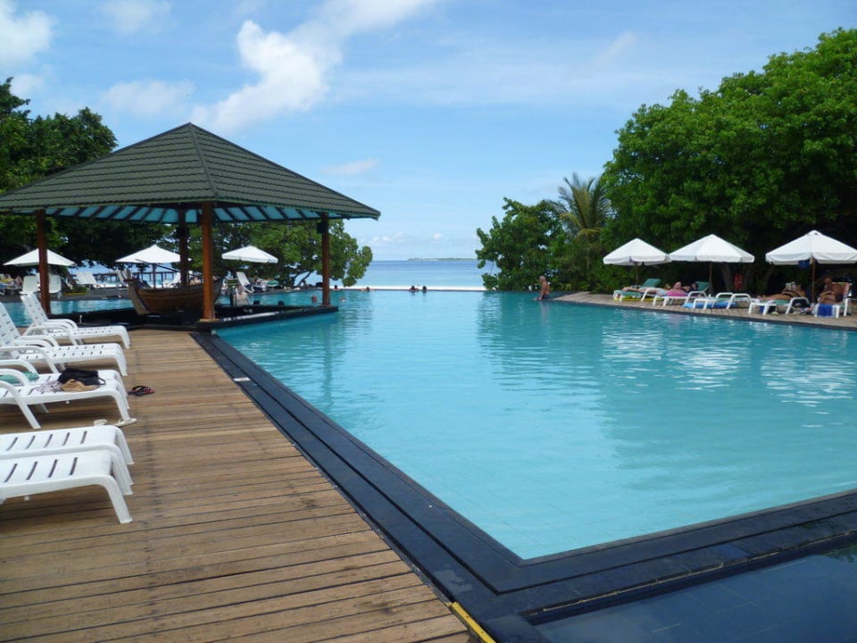 Poolanlage mit Liegen Adaaran Select Meedhupparu Island Resort - Premium All Inclusive
