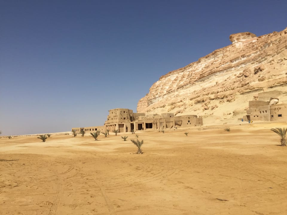 Blick auf einen Teil des Hotels vom Strand aus Adrere Amellal Eco Lodge