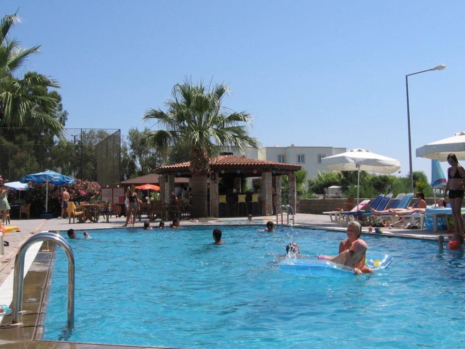 Pool mit Blick auf Bar Tiana Beach Resort