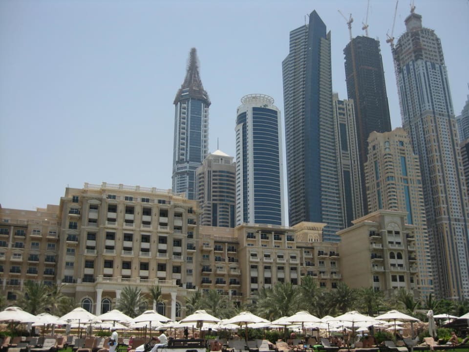 Vom Strand zum Hotel The Westin Dubai Mina Seyahi Beach Resort & Marina