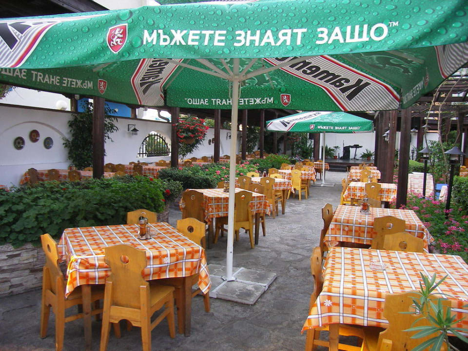 Im Restaurant-Garten Hotel Trakia Plaza