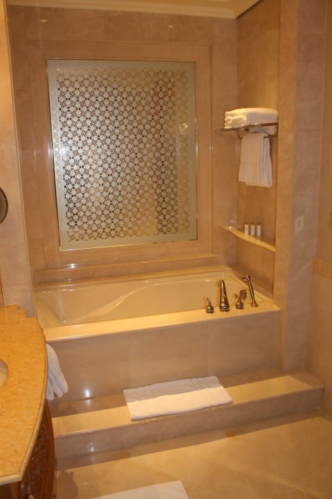 Bad rechte Seite Emirates Palace Mandarin Oriental