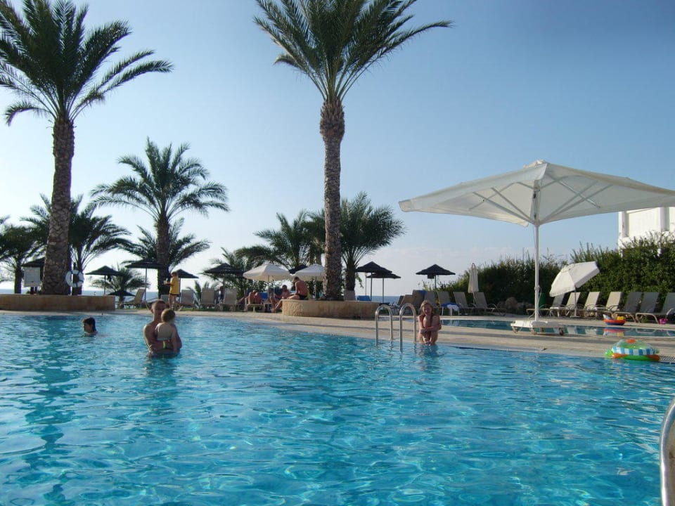 Blick auf den Pool St. George Beach Hotel & Spa Resort