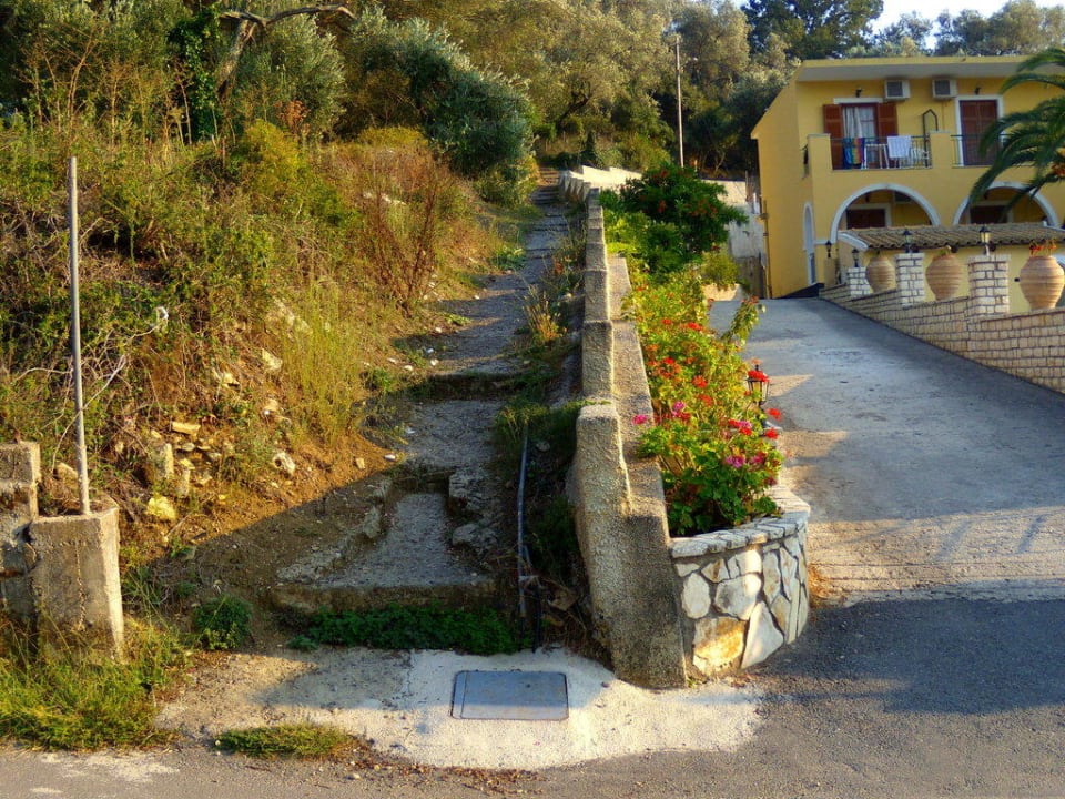 Zugang zum Rovinia Beach Hotel Arias