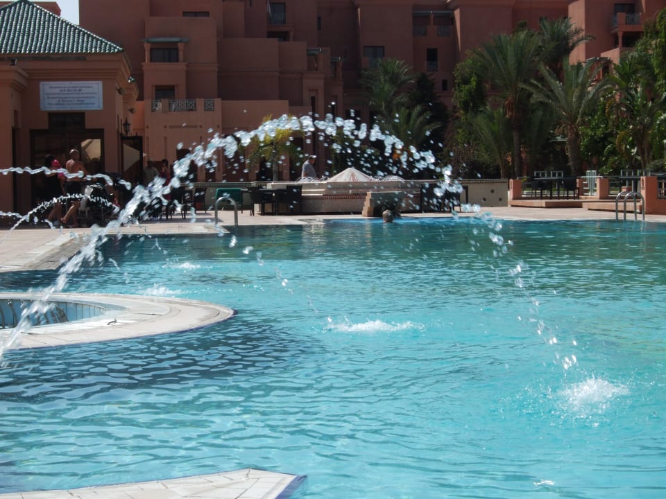 Schwimmbad & Garten Hotel Mansour Eddahbi