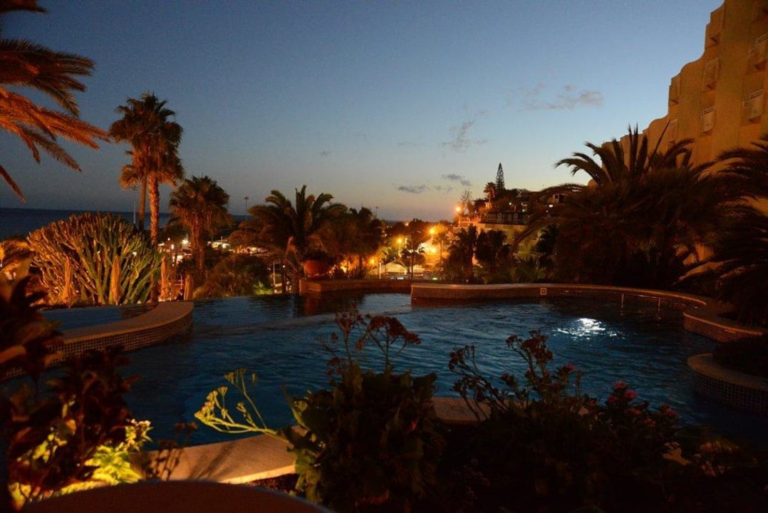 Blick auf Hotelanlage am Abend Corallium Dunamar by Lopesan Hotels