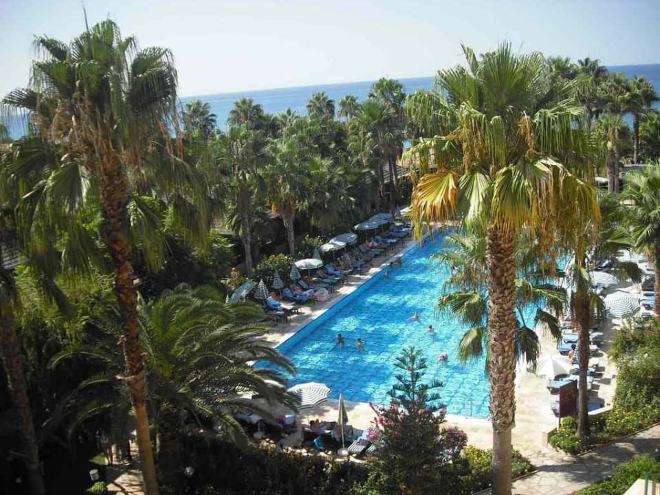 Blick vom Zimmer auf den großen Pool Hotel Meryan