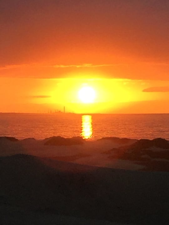 Sonnenaufgang direkt hinter der Anlage Sahara Beach Club