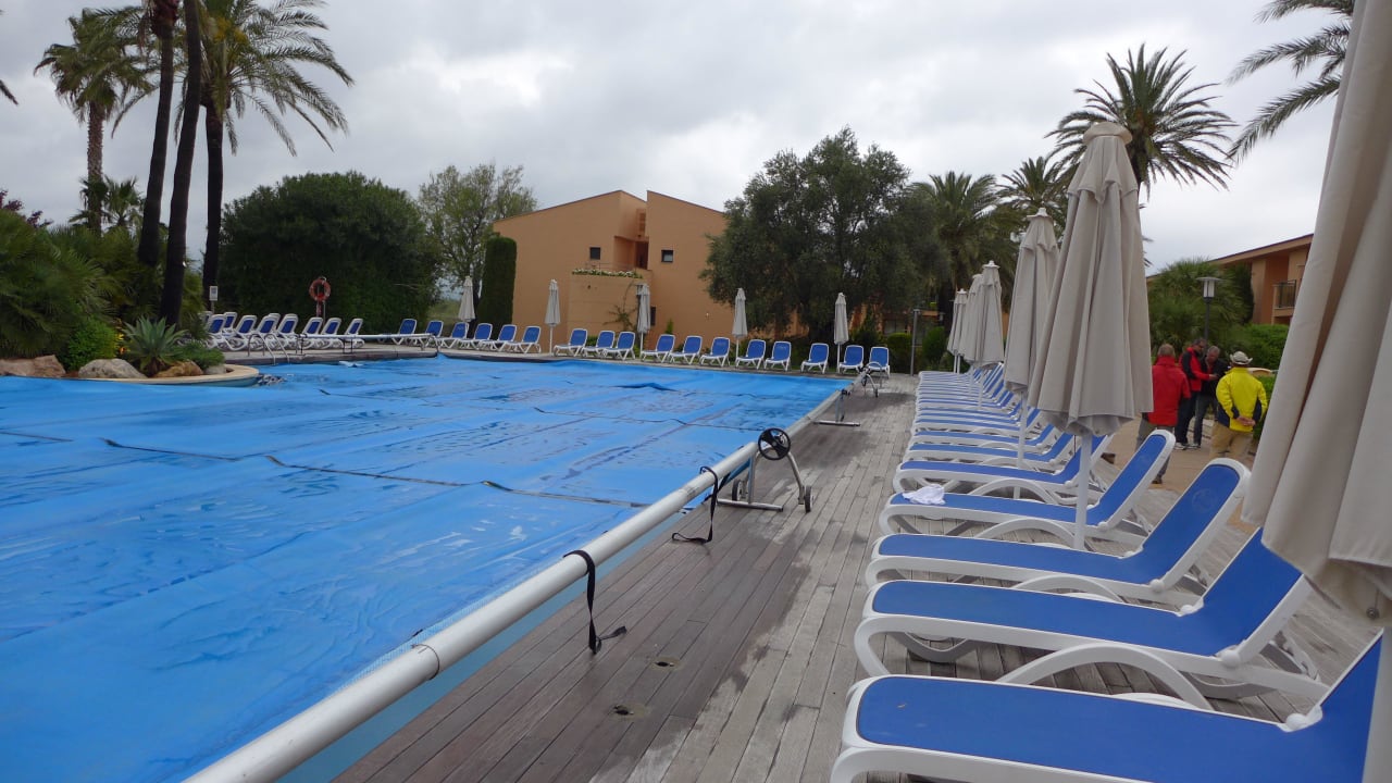 Schlechtes Wetter am Pool PortBlue Club Pollentia Resort & Spa