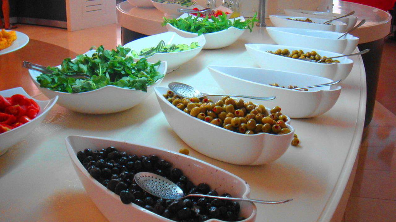 Salatbuffet beim Frühstück Titanic Deluxe Lara