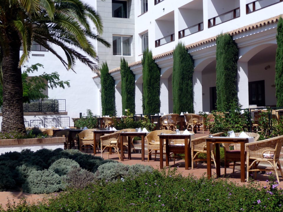 Blick zu den Außentischen des Speisesaals Fuerte Conil-Resort