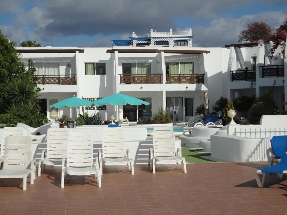 Terrasse mit Liegen Hotel Fayna