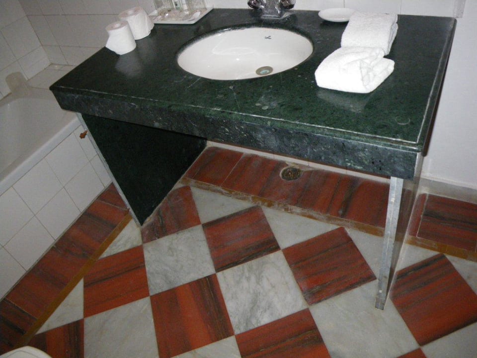 Kaputtes dreckiges Bad Zimmer 609 Hotel Udai Vilas Palace