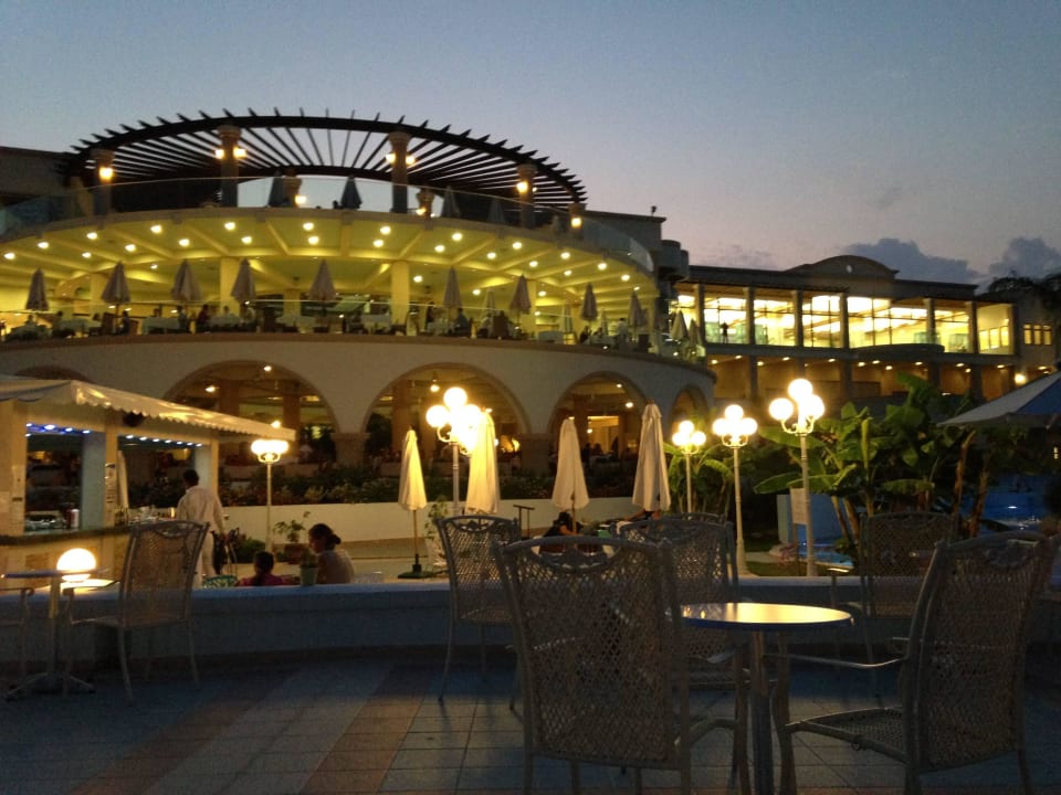 Haupgebäude am Abend Atrium Prestige Thalasso Spa Resort & Villas