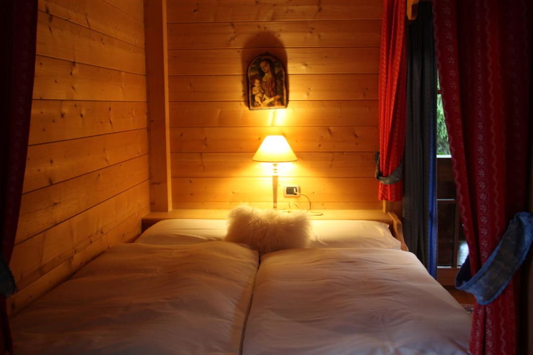 Wunderschönes Himmelbett im Zimmer Ganes Mountain Chalet Pra Ronch
