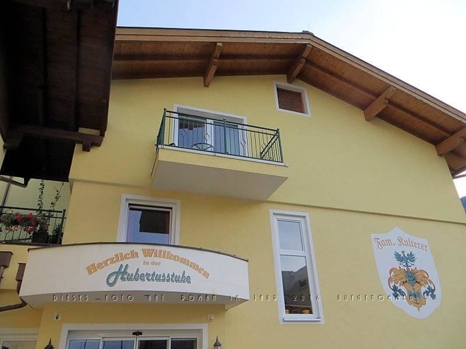 Hausfassade oberhalb des Eingangs zur Rezeption. Hotel Hubertus