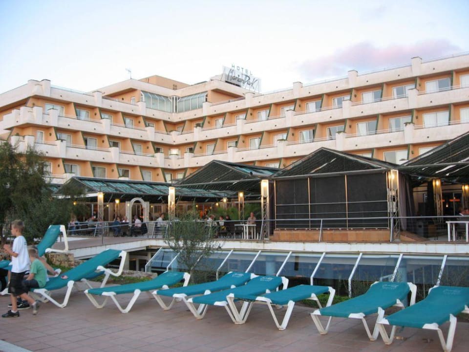 Hotel vom Pool aus gesehen Hotel Mariant Park