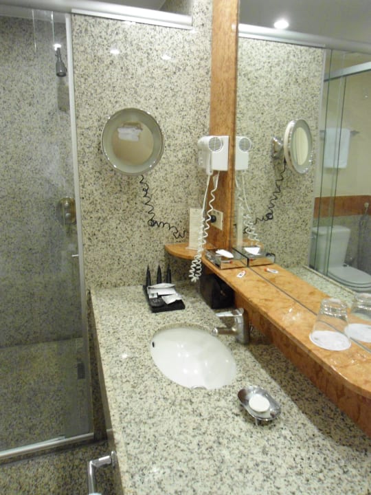 Spacious bathroom Pullman SP Guarulhos Airport
