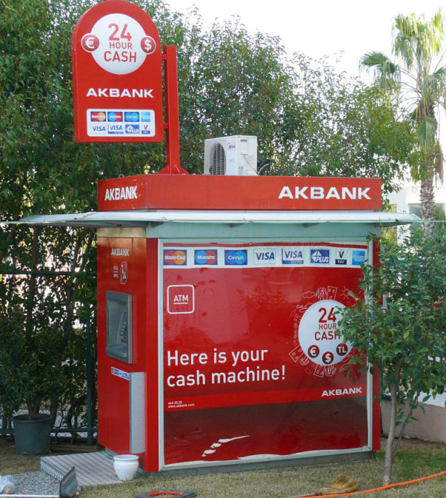 Bankomat direkt vor dem Eingang Hotel SU & Aqualand