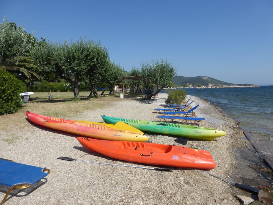 Strand mit Kanus   Hotel Votsala