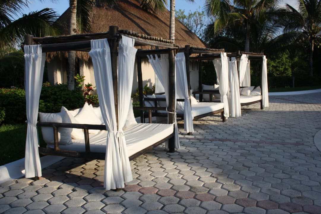 Himmelbetten am Chilloutbereich Catalonia Royal Tulum Beach & Spa Resort - Adults only