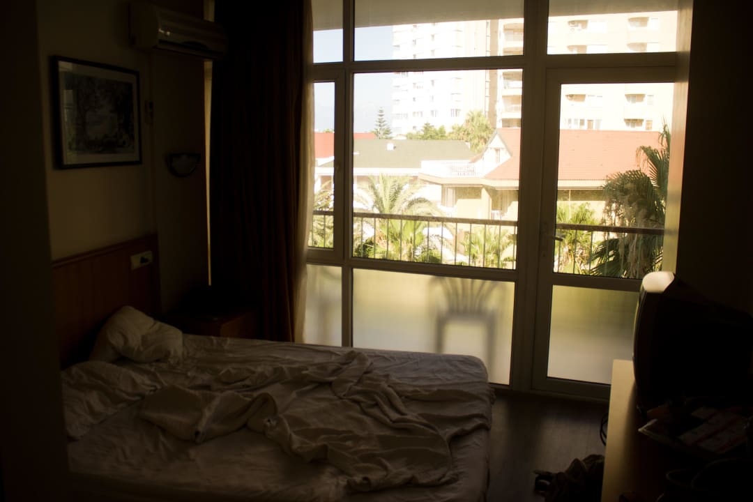 Номер. Окна выходят на виллы элитного района,  Prima Hotel