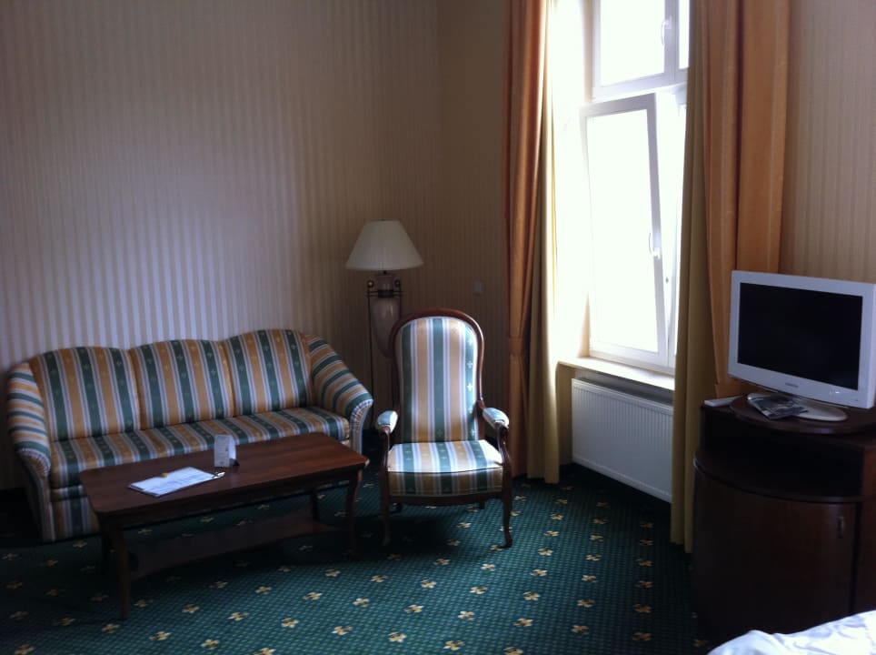 Blick vom Bett aus zur Couch Hotel Harmonie