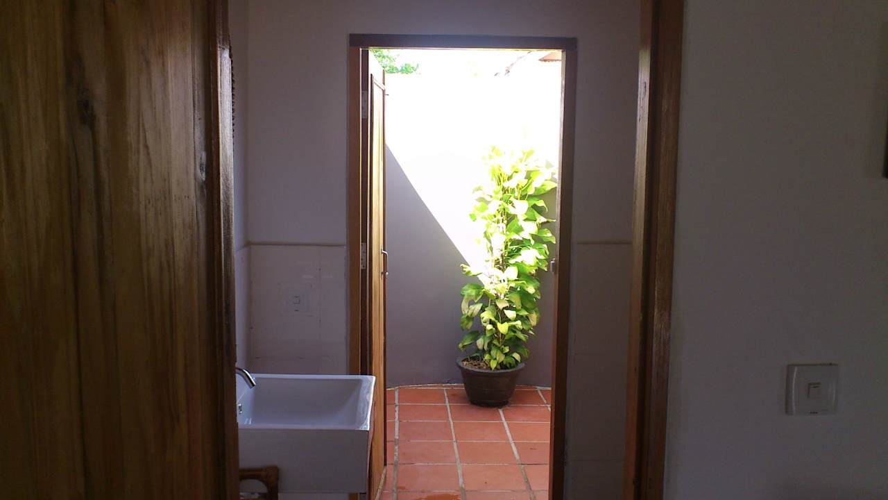 Bild auf WC und separater Dusche (draussen) Hotel The Secret Garden at Otres Beach