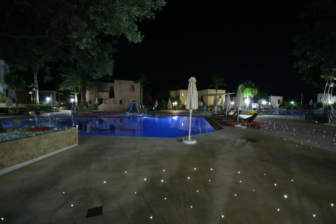 Basen i okolica - nocą Sirios Village Hotel & Bungalows