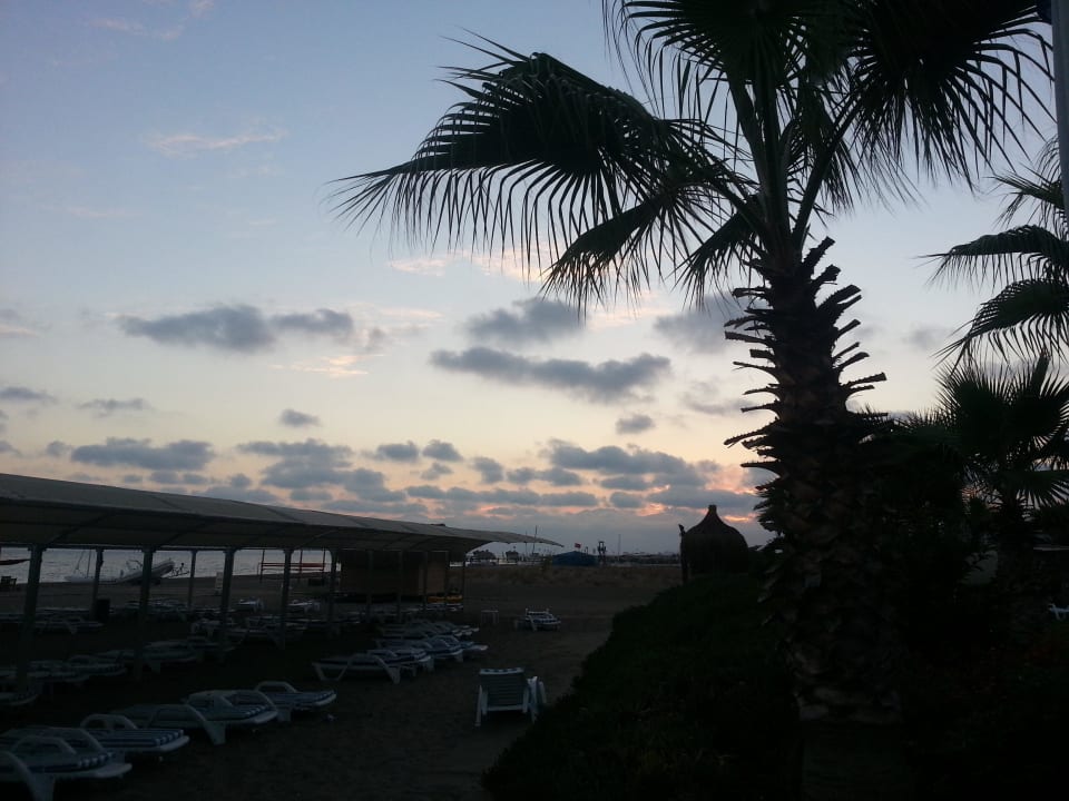 Sonnenuntergang am Strand Saturn Palace Resort Hotel