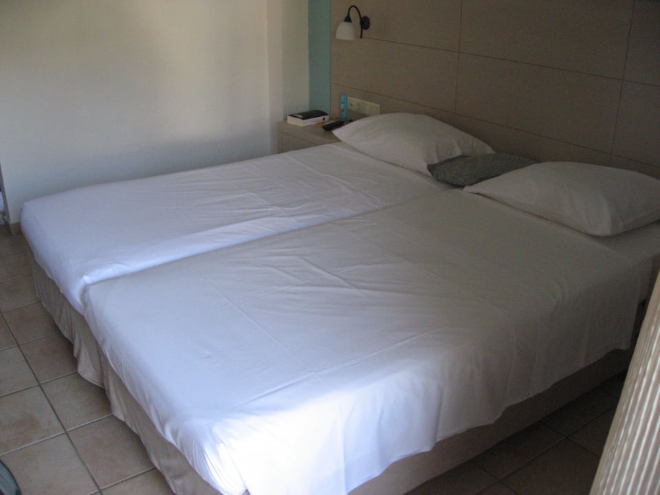 Blick ins Zimmer von Balkon Alianthos Garden Hotel