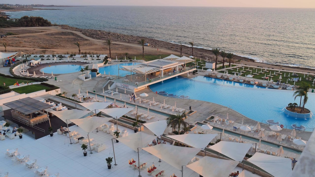 Großer Süßwasserpool King Evelthon Beach Hotel & Resort