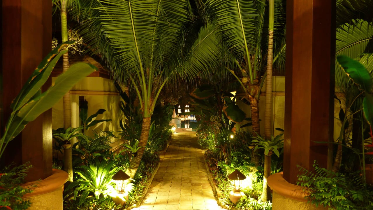 Richtung Pool am Abend Thai House Beach Resort