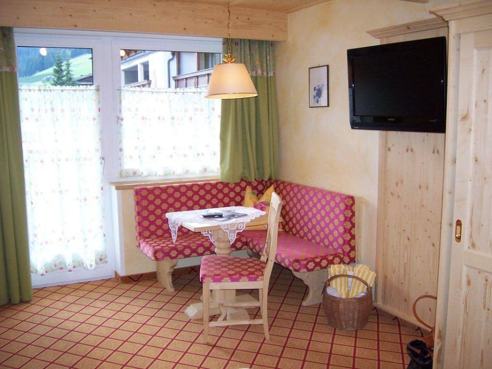 Eckbank mit Flachfernseher Alpenbad Hotel Hohenhaus