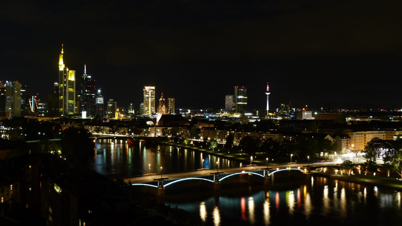 Frankfurt bei Nacht Lindner Hotel Frankfurt Main Plaza, part of JdV by Hyatt