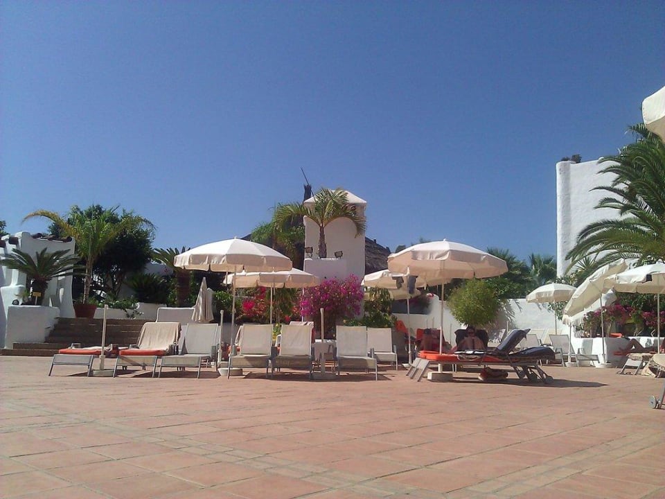 Pool mit Liegen Dreams Jardín Tropical