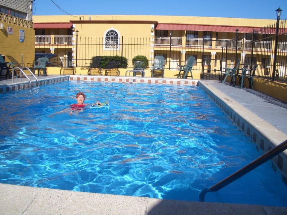 Pool mit Hotel im Hintergrund Vista Inn & Suites -Downtown- Memphis