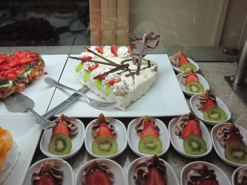 Kuchenbuffet am Valentinstag Hotel Three Corners Ocean View prestige - Adults only