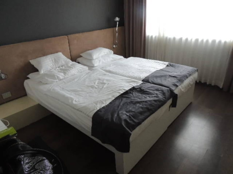 Doppelbett gegenüber Fernsehen PLAZA INN Wien Gasometer