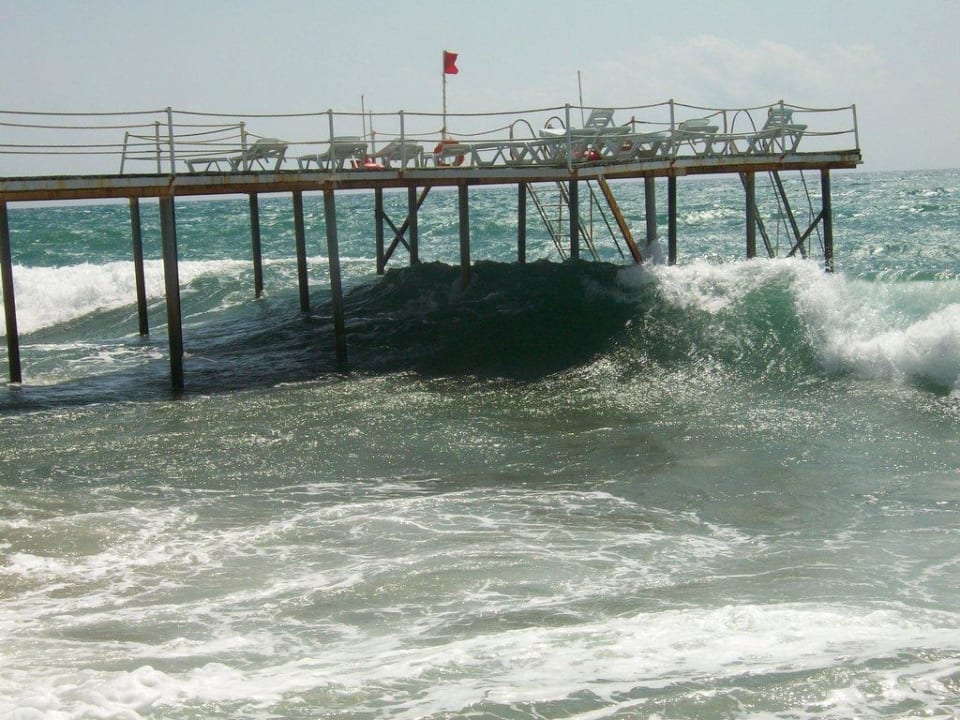 Pomost na plaży Holiday Line Beach Hotel