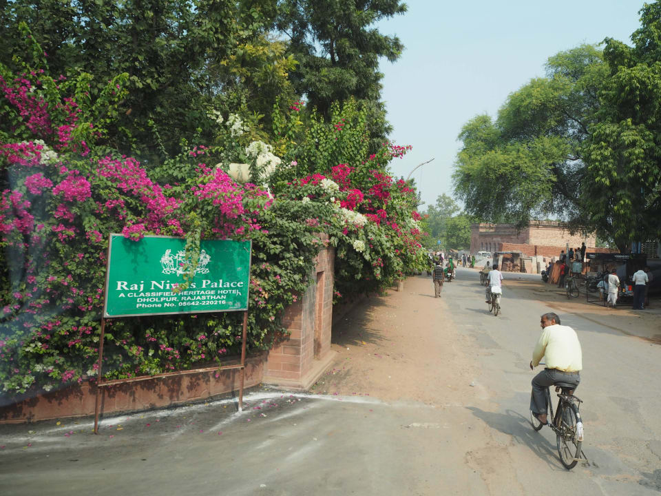 Straße vor dem Hotel Hotel Raj Niwas Palace