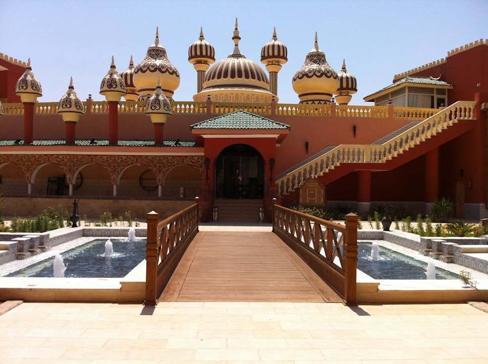 Blick auf den Arenaeingang Pickalbatros Alf Leila Wa Leila Resort - Neverland Hurghada