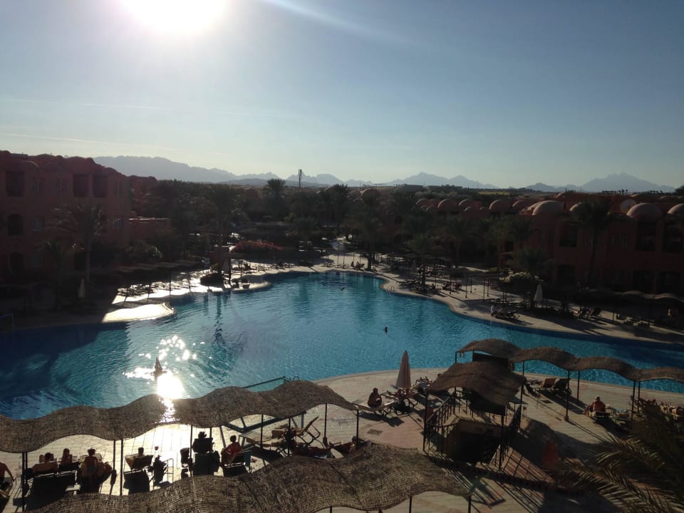 Der Pool von oben Jaz Makadi Oasis Resort