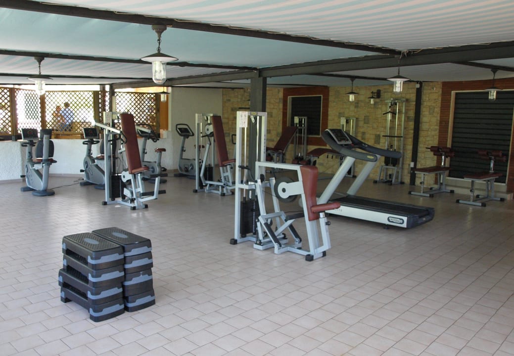 Der Fitnessraum: überdacht, freie Luft geniessen Villaggio Delle Sirene