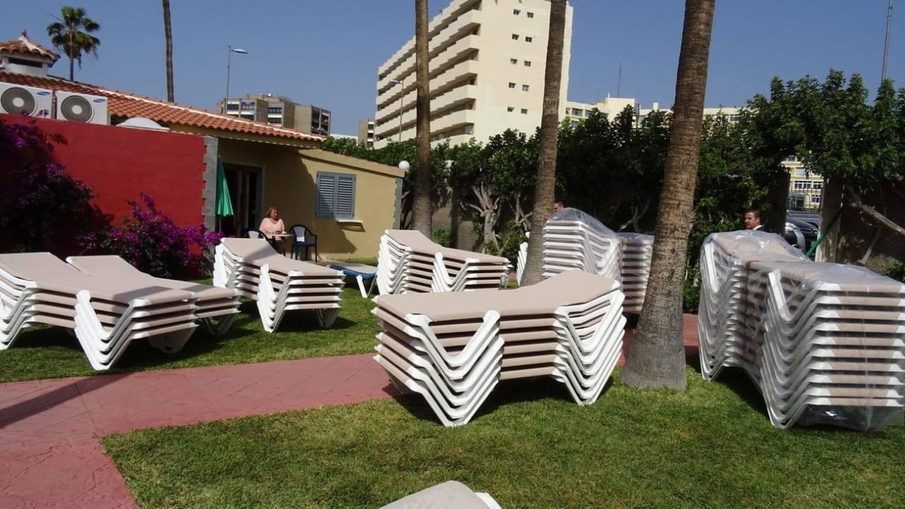 Anlieferung neuer Liegen für den Pool HL Miraflor Suites Hotel