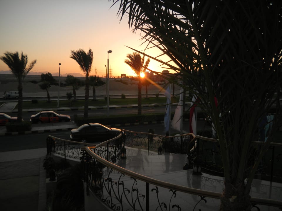 Sonnenuntergang beim Hoteleingang Pickalbatros Palace Resort