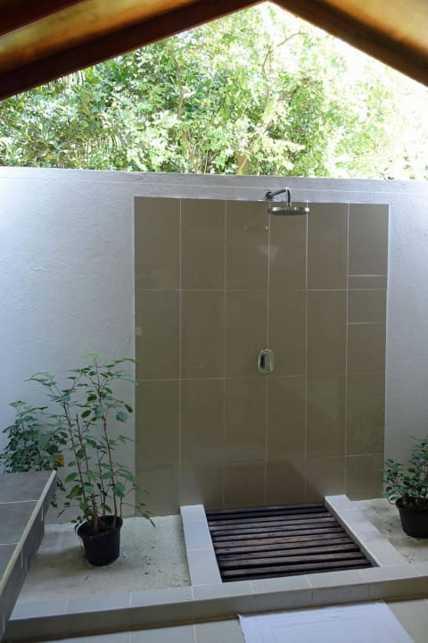 Komfortable Regendusche im offenen Bad NH Collection Maldives Reethi Resort