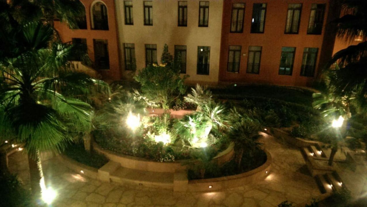 Innenhof bei Nacht  Hotel Three Corners Ocean View prestige - Adults only